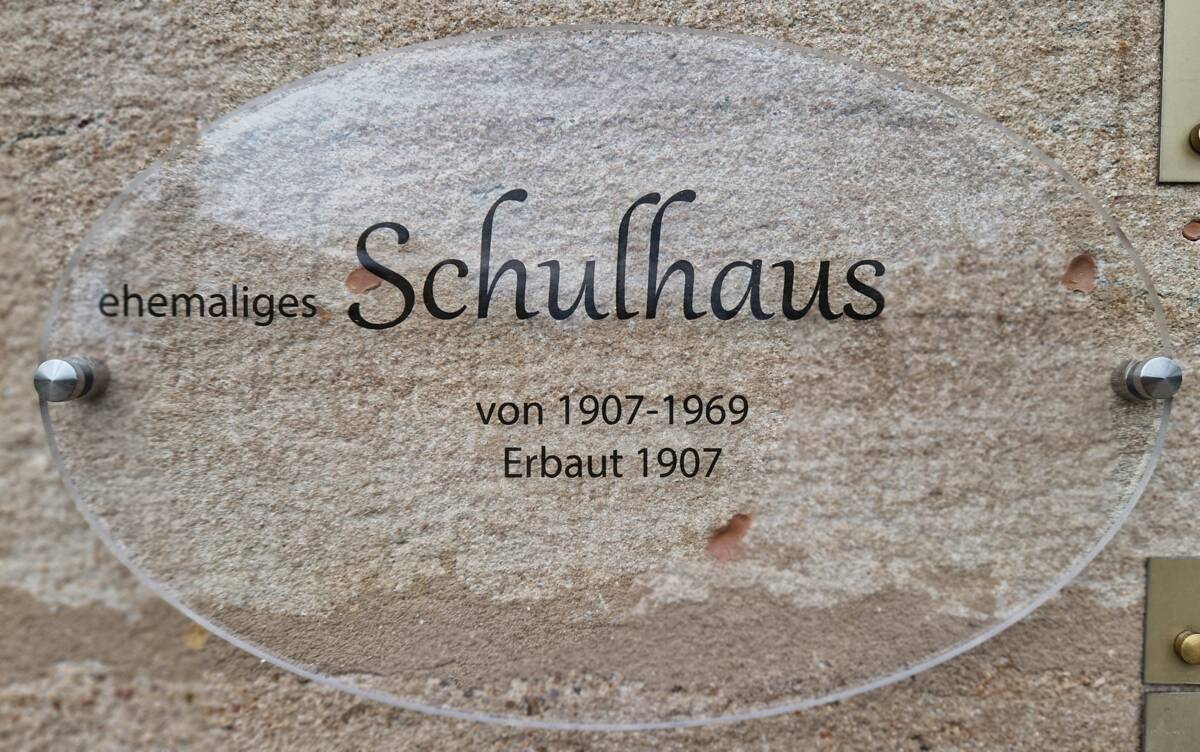 Tafel am ehemaligen Schulhaus